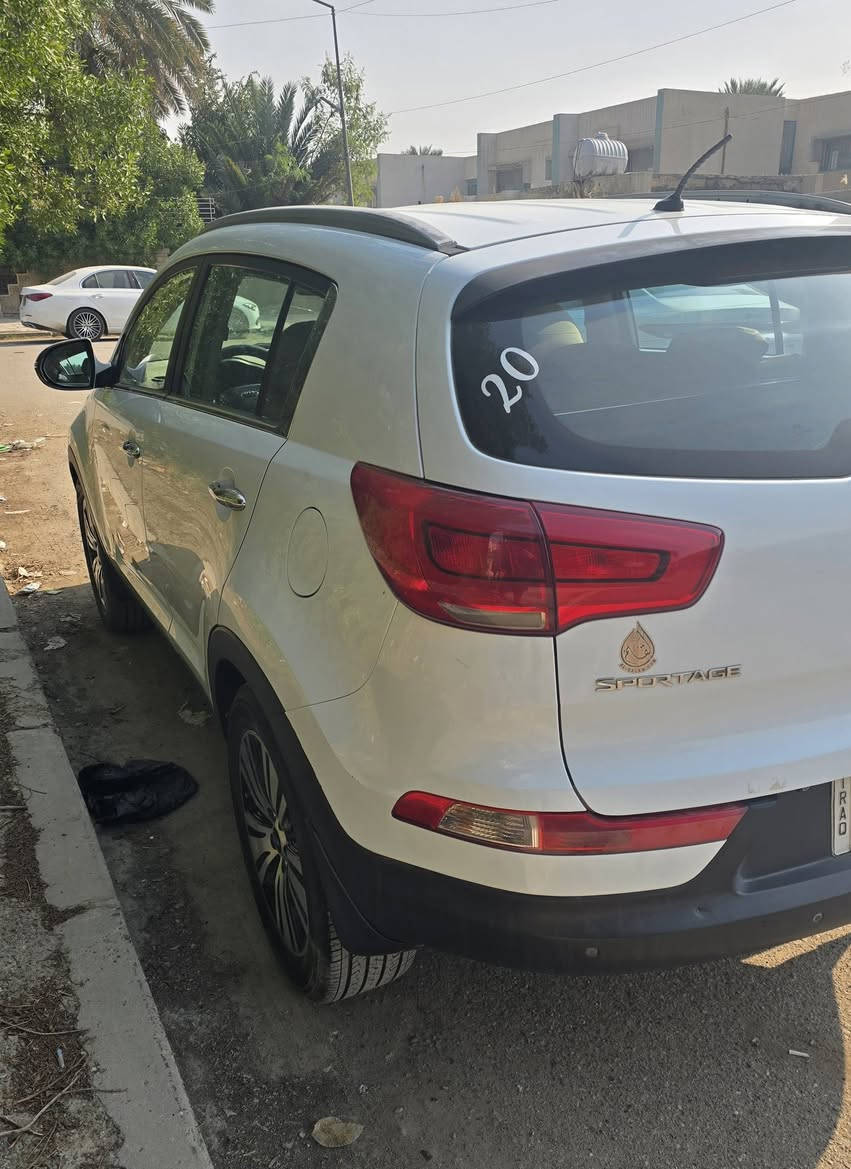 السلام عليكم سبورتج خليجي موديل 2016 بدون صبغ وتبديل محرك وكير كفاله ماشيه 135 الف  سياره نظيف بدون اي نقص
 سعرها 168 ورقه وبيها مجال ان شاء الله 
مواصفات المعروفه للسبورتج 
حساسات أمامي وخلفي 
مري شفط اشاير مري 
كامرا وتحكمات ستيرن 
 تخم تايرات جديد سبير وعده كامله
الرقم *********** واتساب
 مكاني المنصور
