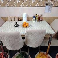 ميز • ٤ كراسي سلايد • نظيف