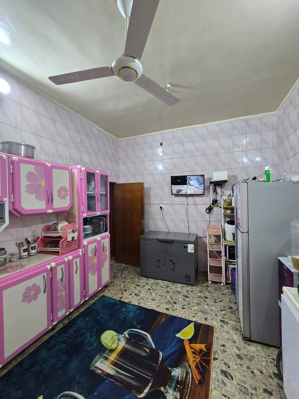 يتوفر   بيت طابقين للبيع في منطقة داموك الجمعية  مساحته 153 متر بواجهة 15 متر قريب على شارع اربعين شارع جامع الاوسس
وعرض الشارع الذي يقع فيه المشتمل 10م. 
 تتكون الدار المشيدة  2015 من طابقين  ، الطابق الاول  يحتوي على استقبال وهول ومطبخ وغرفة وصحيات. والطابق الثاني يحتوي على غرفتين نوم مع هول مع صحيات 
 
لمزيد من التفاصيل يمكنكم مراسلتنا على الخاص او الإتصال على الأرقام التالية
📞***********ا
