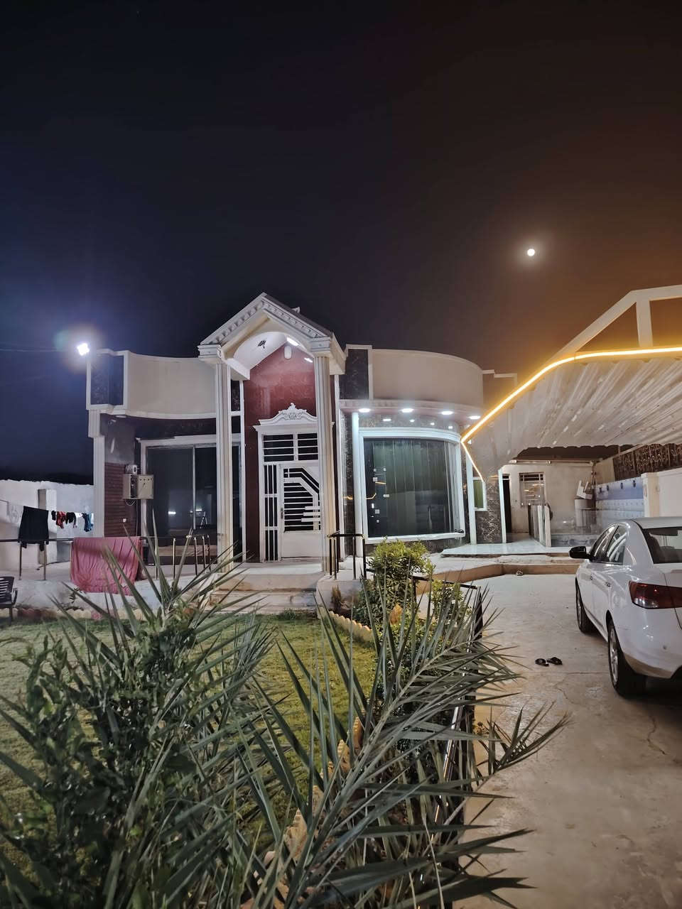 السلام عليكم دار للبيع في ابو غريب عقد زراعي 35 مساحه 750 متر يبعد عن السريع ثلاث  منطقه سكنيه كبيره متوفر ماء كهرباء ومولد *********** #***********
