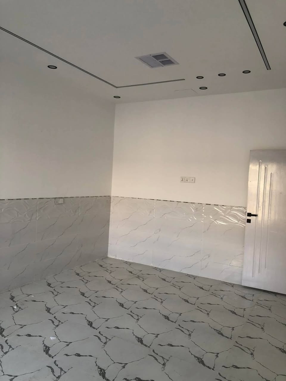 #تازەیەوماڵی_تێنەچوەنزیک_هەمووخزمەت_گوزاریەک

سلام علیکم
#خانووی_مۆدێرن بۆ فرۆشتن ⛪💒
ناونیشان 📍 ناحیەی ڕزگاری (سموود) 

◼️ گەڕەکی ئاسوودە ئەنفالەکان 🌆🌃
◼️ تەنیشت مزگەوتی ئاسوودە و مەکتەبەکە🕋🕌
◼️ ڕووبەریان 5 بە 20 = 100 مەترە 📏📐
◼️ تاپۆی یەک ناوە 🔴 ڕووی لە سلێامنیە 🌄🖼️

🔴 مواسەفاتەکانی پێکهاتوون لە ⬇️

(✅ ژوورەکانی سەقفی مەغریبییە ✅ _ کامل دەکتی مەرکەزی بۆ کراوە ✅_ مەترو بیست کاشییە  _ تازەیەو ماڵی تێ نەچووە _ کۆڵانی قیرە _ نزیکی ڕەوزەو مەکتەبە )

🔴 ژوورەکانی ئەم خانووە پێکهاتووە لە ⬇️

🔶 میوان 🪑🚪
🔶 مساعد مطبخ 🍽️🫖
🔶 هۆڵێک 🖼️
🔶 ژوورێکی نوستن 🛋️🛏️
🔶 ڕۆشنایی 🪟
🔶 مشتەمەلات 🛁🚿

بۆ زانینی نرخ 💵پەیوەندی بکەن بەم ژمارانەوە 📲📞📳

***********

***********

دەتوانن سەردانی
#نوسینگەی_ئازاد_لە_سموودبکەن 

ناونیشانی نوسینگە ◀️ ڕزگاری جادەی نێو بازاڕ 🛣️
🔴 سەرووی شارەوانی سموود. 🌆🏣
🔴 ڕیزی  شیرینی خانەی زانا🍹🏢

ئێوەی بەڕێزیش هەر موڵکێکتان هەبوو بۆ فرۆشتن یان ویستان بیکڕن دەتوانن ڕەسم و زانیارییەکانتان بنێرن بۆ ژمارە ڤایبەری 📳✅ ***********
