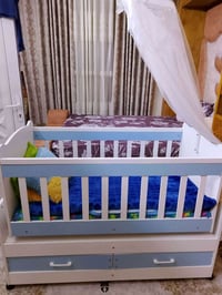 تخت اطفال • مع دوشكين • نظيف مستخدم قليل