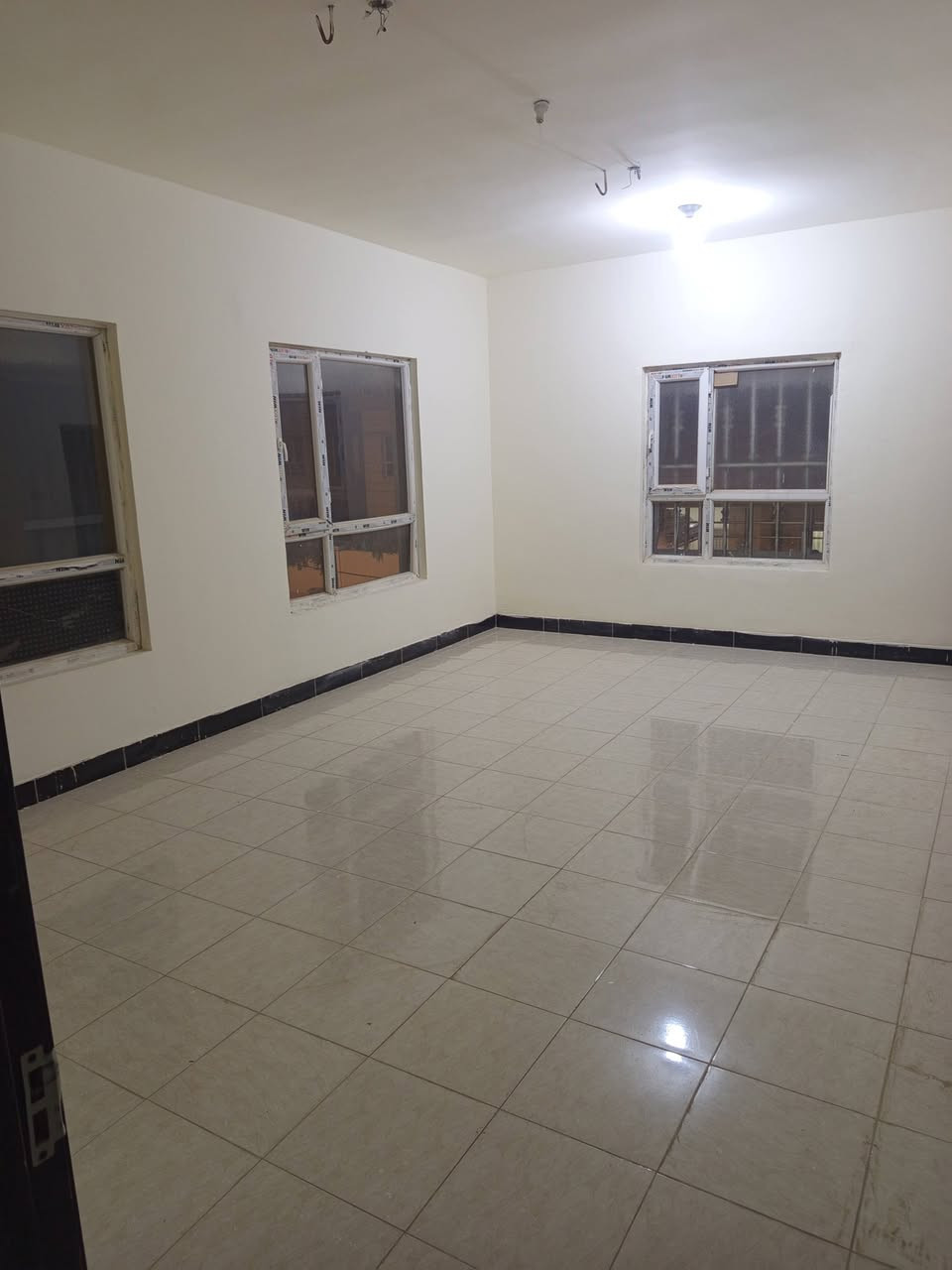 بيت للبيع في ال ٦ كيلو مجموعه الهندسيه المساحه 240 طابقين ثلاث غرف نوم مع صاله ستقبال ومطبخ حار وبارد السعر 180 مليون لتواصل ***********
