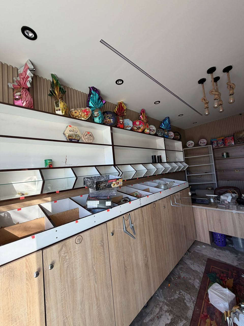 السلام عليكم رفوف جاهزة تفصال باسعار مناسبة وميزان وعربانة حب وجبس للبيع للاستفسار الاتصال *********** بغداد حي الحسين
