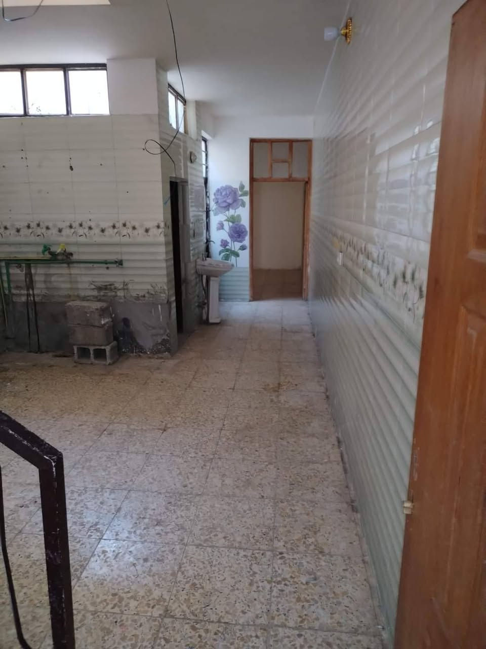 السلام عليكم مشتمل الإيجار مساحه ٧٥ الحسينيه مدخل الحمل يحتوي عله استقبال وحولي ومطبخ. وغرفه نوم كراج جبير وسطح جبير فرع حداده القه اجار ٢٥٠ وبي مجال مراجعه مكتب الحسني ***********
