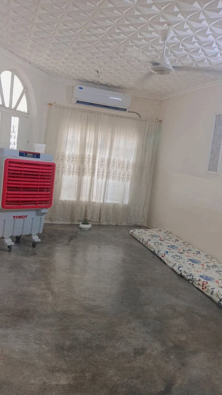 بيت زراعي  - خلف السايلو بالقرب من حديقة يلدز خدمات كاملة 
🏠يتكون البيت من ( غرفتين نوم + هول داخلي + استقبال + مطبخ ) 
📐 المساحة: 150  متر
💰 السعر: 48 مليون وبيها مجال للمعاملة 
📍 موقع مميز وفول خدمات

-----
📞 للاستفسار والتفاصيل:
***********
+ 
‏‪***********‬‏
