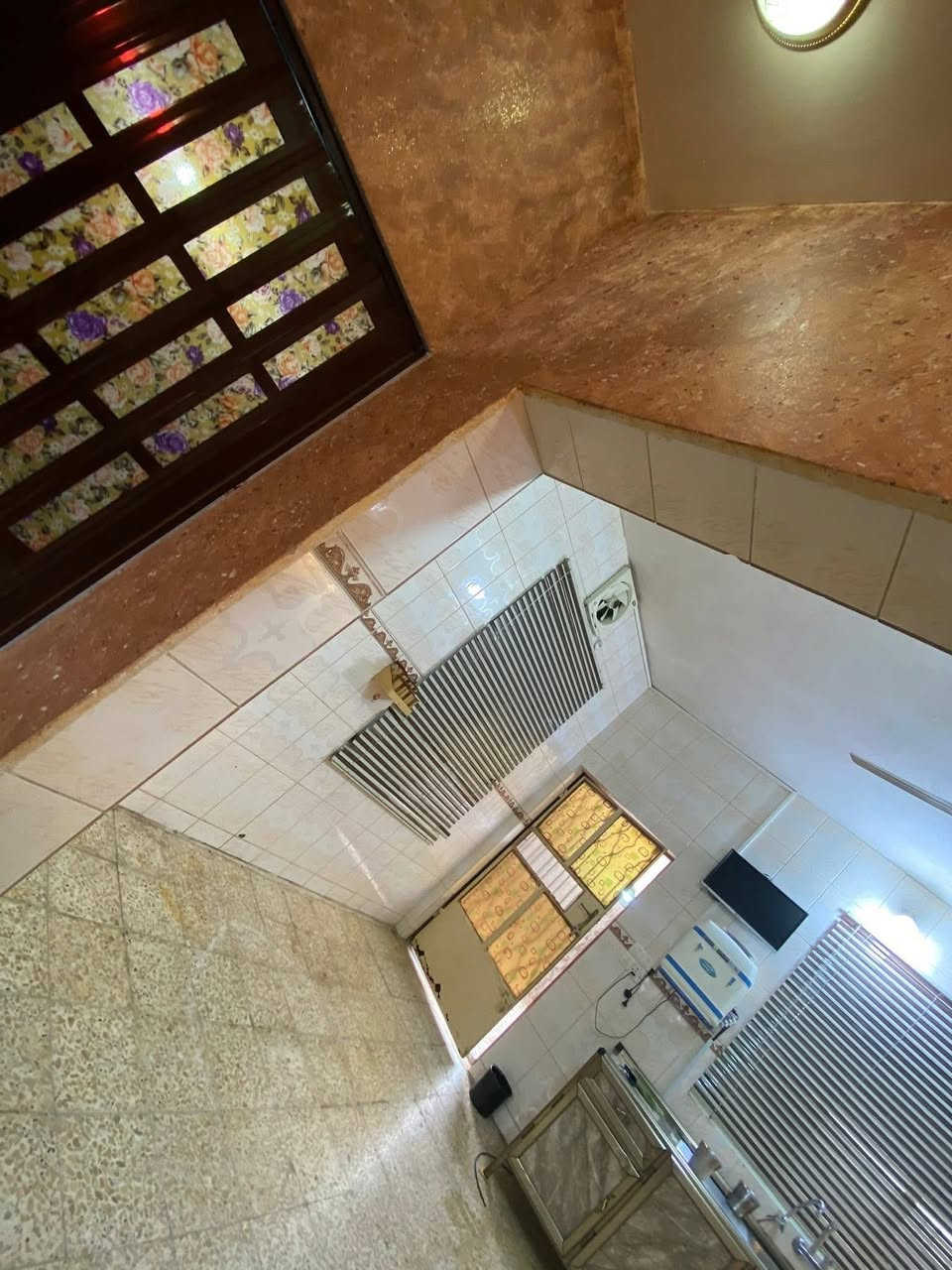 يالله السلام عليكم يعلن مكتب الخبير عن وجود بيت للبيع حي المعلمين مساحة 125 نزال 12ونص واجهه 10 شارع ميثم التمار شارع تبليط كهرباء نضامي بيت حديث البناء الطابق الاول صاله وغرفة نوم 1 
مطبخ 
الطابق الثاني غرفتين نوم وحمامات بالكونه وهول +مخزن
البيت يحتوي علئ كاونتر سبلت مراوح سخان ماطور ماء تانكيات  
السعر  65مليون بي مجال بصيط
***********
