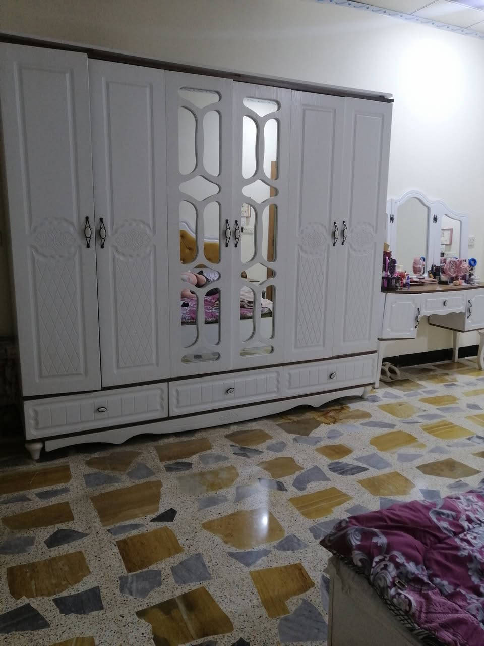 🌸 للبيع غرفة نوم كاملة بحالة جيدة 🌸
تتكون الغرفة من 6 قطع:
✅ سرير مجوز بتصميم أنيق ومميز
✅ دولاب كبير 6 أبواب مع مرايا واسعة
✅ تسريحة مع مرآة ثلاثية
✅ مرآة جانبية مستقلة (طول كامل)
✅ كومدينة عدد 2

💰 السعر: 500 وبيها مجال 
📍 دوميز 
📩 للاستفسار والتواصل يرجى مراسلتي على الخاص


**إذا كنت صاحب هذا الإعلان وتريد حذفه لأي سبب، رجاءا أرسل رسالة إلى الدعم الفني**