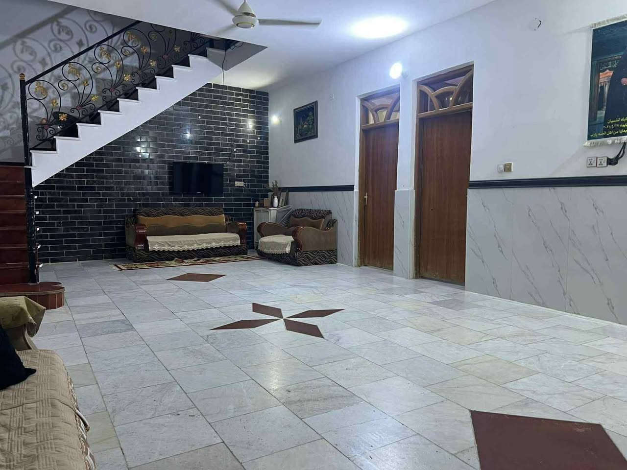 دار للبيع  في البيضاء بصف الانوار مساحه ٤٢٠ متر والسعر مناسب جدا واتساب موجود ***********
وجه البيت عل سده ماكو بناء كباله ركن عله شارع ١١ بصفه 
غرفتين نوم ٦/٤ 
مطبخ ٤/٦
هول ٩/٥
ستقبال ٩/٥
مجوعه صحيه غير مشتركه 
تواليت ٣/٢ 
حمام ٣/٢
البيت طابق واحد 
غرفة نوم واحده فوك ٦/٤ مع مجوعه صحيه مشتركه كامله 
كامل بورسلين جدار درجه اوله 
جدران مرمر ارضيات مرمر بيات درج مرمر***********
