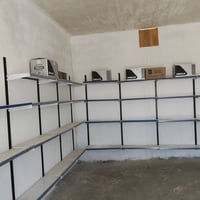 يوجد رفوف للبيع جدد مستخدمات شي قليل  7 متار ونص ومعاهن سچچ كامله سعر ...