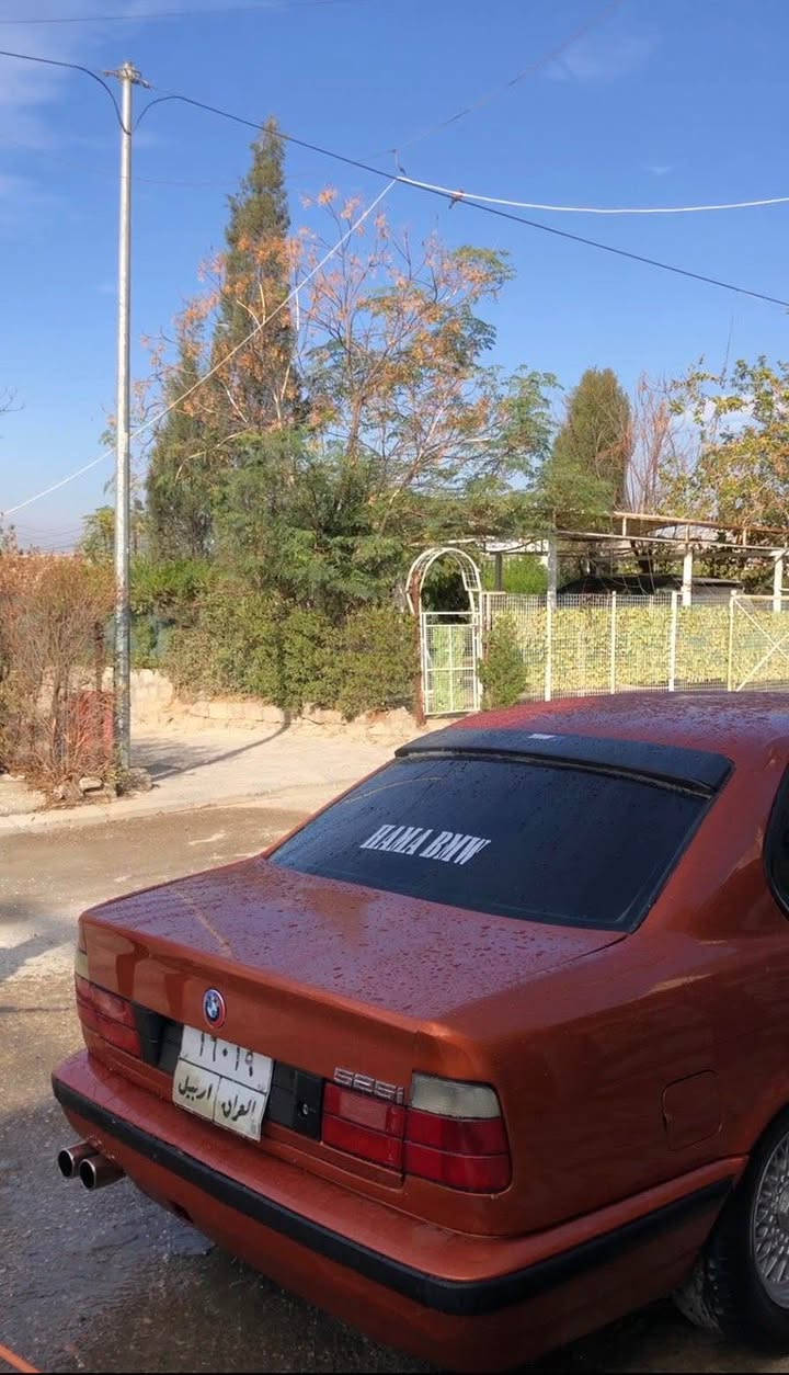 بی ام ١٩٩٥ فوول بەس گێڕ عادی 
٤ جام کارەبا 
ناو فۆڕمیکا 
دەبلی ئێڕباگ
تەبریت سارد و گەرم 
هەموو شتی نوێیە بەس ڕەقم باریک نیە
گێڕ و مەکینە بەشەرت 
لیدران بەس دواوی بە عەستەم لیدرانکی زۆر خەفیفی هەیە *********** أربيل, العراق
