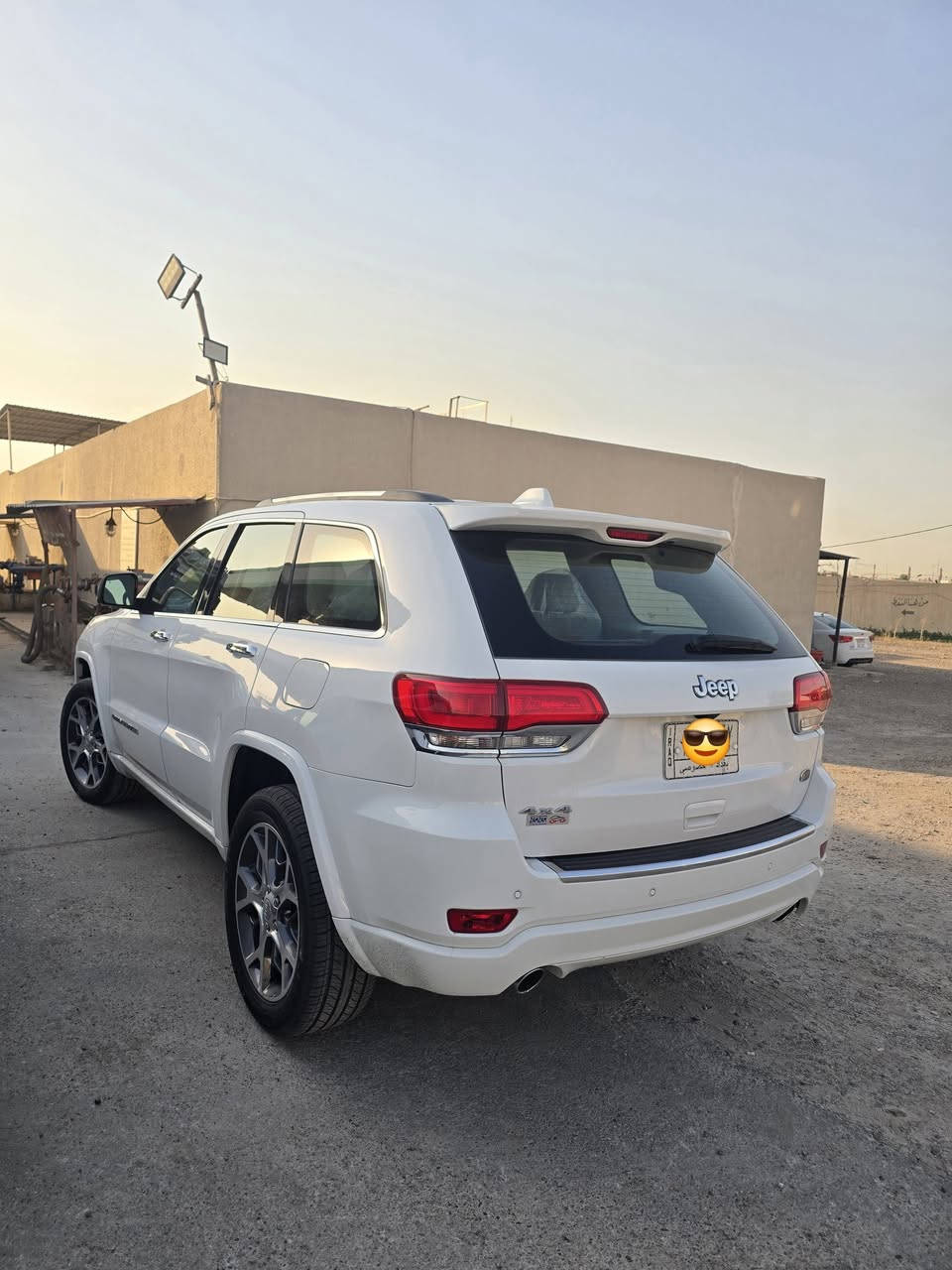 السلام عليكم
جيب جراند شيروكي Overland
فول مواصفات 
موديل 2020
ماشية 80الف 
السعر 31 الف
السياره وكالة على أيدي بيها طخة بسيطة ب الباب الخلفي موضحة في الصوره 
***********
