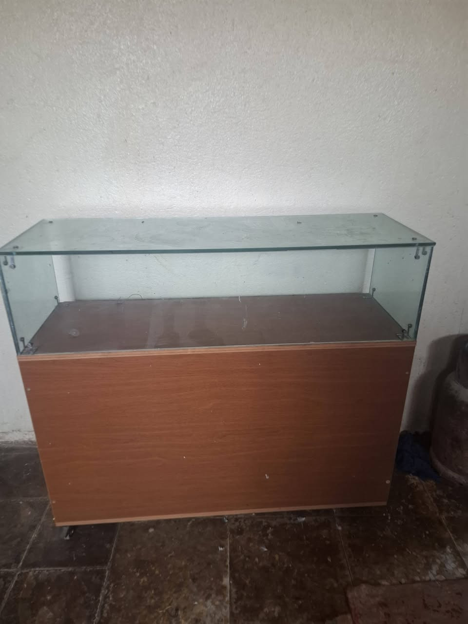 السلام عليكم 
عندي جام خانه مع ميز مع دكتور 
تصال ع هذا رقم ***********
