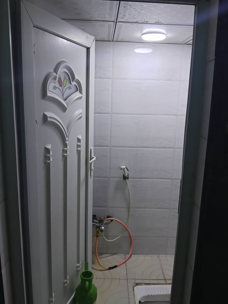 البيت للبيع با الكادميه المساحه 100م كونكريت مسلح علا ساحه يحتوي البيت علا غرفة نوم و صاله و مطبخ و براني وصحيات خارجية و داخليه اللاستفسار مراجعة مكتب سلام الجبوري الاتصال ***********
