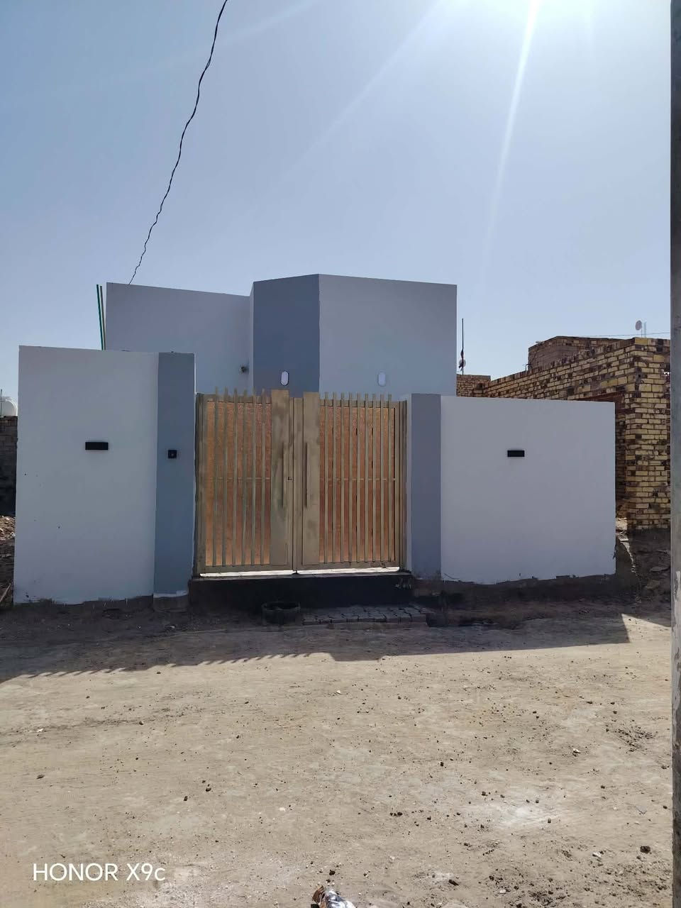 السلام عليكم
 بيت بحي الامين للبيع
متوفره كل الخدمات ماء مجاري كهرباء تبليط مدارس قريبه و مستوصف
يحتوي على غرفه ومطبخ وحمام وصاله وحديقه 
مساحة ١٤٠ م بناء جديد مامسكون بي 
للاستفسار الاتصال على الرقم ***********
