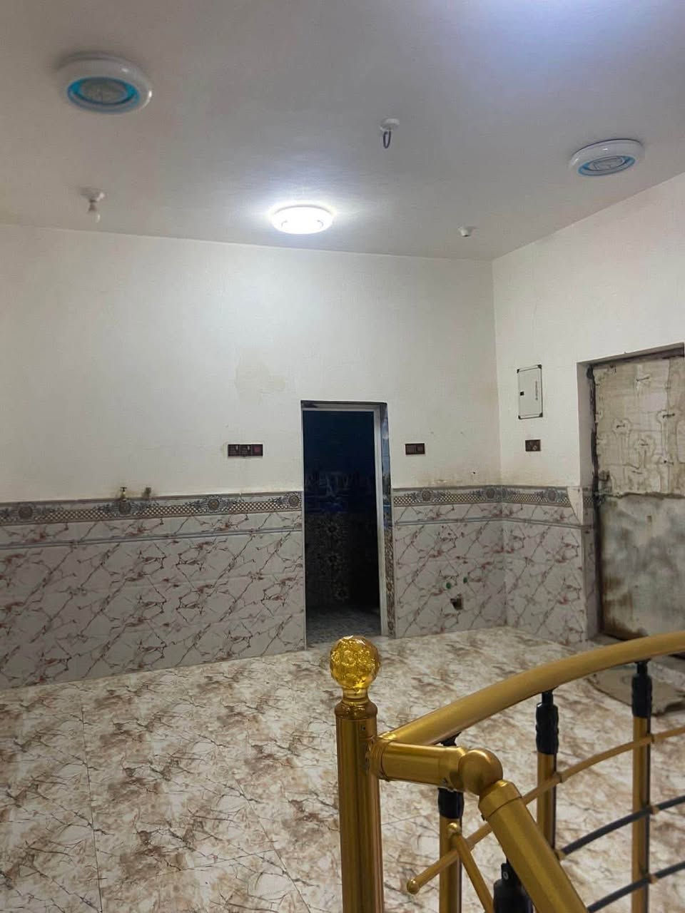 سلام عليكم
بيت بحي الفداء شارع النص ركن ع شارعين مساحة 200  بناء حديث تفاصيل غرفتين وصاله وصحيات خارجيه وداخليه ومناور اثنين ومطبخ الواجهه 20  السعر 255وبية مجال

رقم الهاتف ***********
