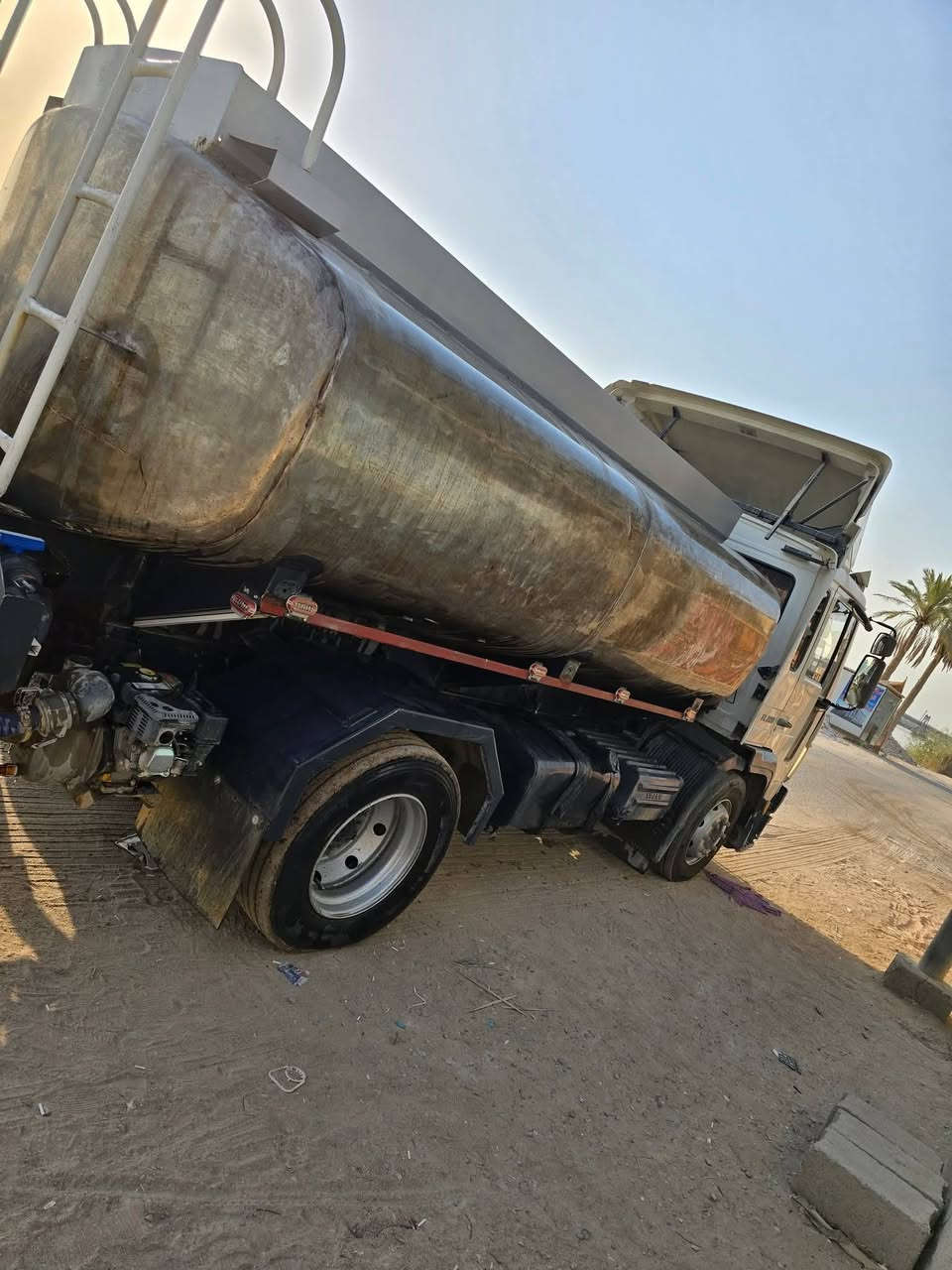 السلام عليكم فالفو FL220 مكينه ٦ سلندر تانكي ستيل ٩ طن بم محور ميكانيكي موديل ٢٠٠٤
***********
