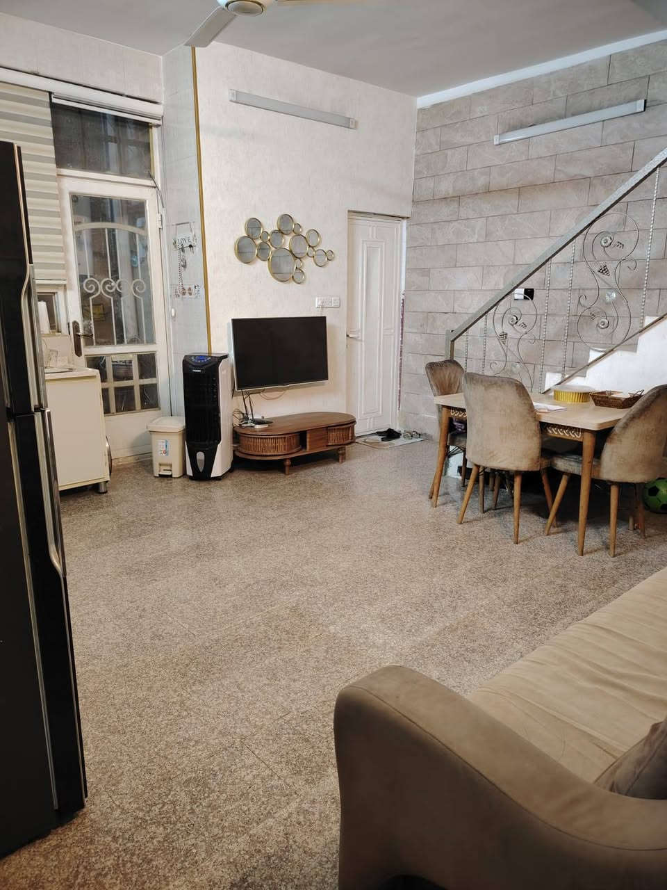 السلام عليكم
بيت  في البنوك ٣١٩ المدراء قرب شارع الكنيسه مساحته 71.5 
واجهة 5.5
الأرضي مدخلين استقبال منفصل و مطبخ وخدمات
طابق ١ غرفتين نوم مع خدمات
طابق ٢ غرفه نوم مع سطح كبير
التواصل على الرقم
***********
