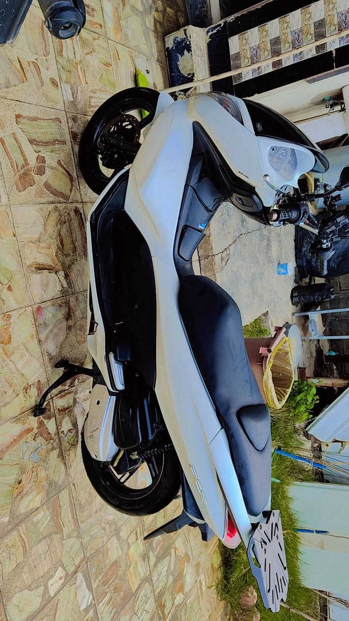 السلام عليكم للبيع دراجه pcxجيل الاول دراجة نضافة ٩٠ بلمية    الدراجه على  ايدي حجم مكينه 150ياباني الاصلي دراجه نضيفة
ياباني الاصلي دراجه كامله أستان كهربائي حساس ازدحام ٢  مكينه فول معدل خير من اللّٰه دراجه   دراجة مكينه مكفوله اي نقص مابيه
السعرمليون ومية و مجال قليل كلش حك جية
اي استفسار ***********مكان
