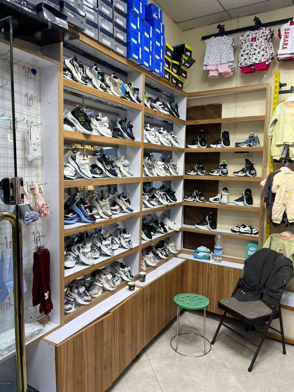 السلام عليكم للبيع فاترينات عدد 6 قياس الارتفاع 240 والعرض 90 شغل درجه واله خشب 18 ملم + ابوب للحزن السعر 650 وبيها مجال قليل للستفسار هـ***********
