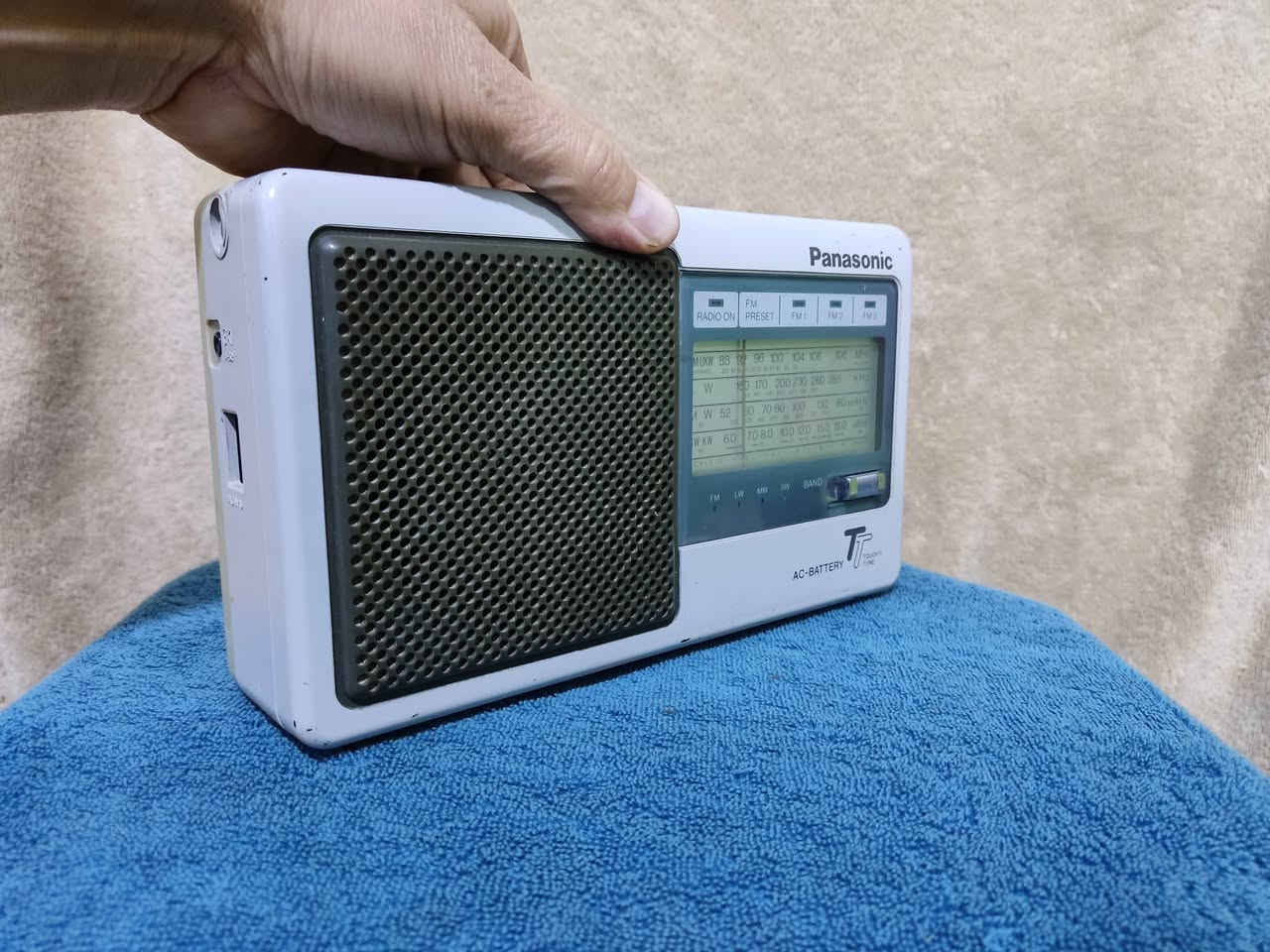 نقص يده
باناسونيك تايوان 
حافظ لل ف م 
شرط الشغل باتري كهرباء
اربع موجات am fm sw lw
٥٠ الف مع التوصيل


**إذا كنت صاحب هذا الإعلان وتريد حذفه لأي سبب، رجاءا أرسل رسالة إلى الدعم الفني**