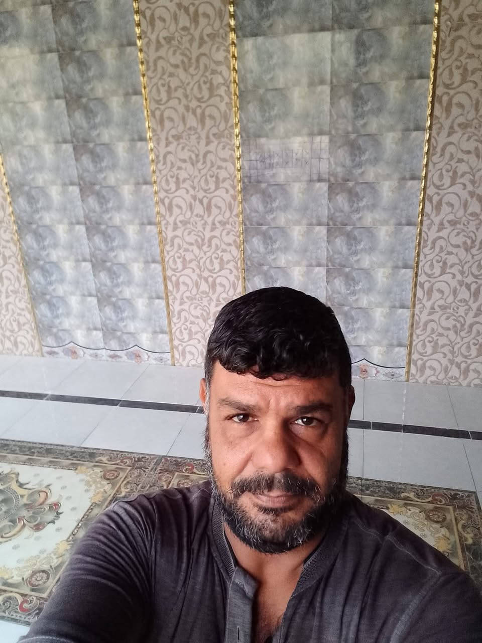من رخصة صاحب الكروب خلفة الواح بورسلين جداري وارضيات وتصفير لبخ جداري للسيراميك والالواح بورسلين وتصفير صب للارضيات بورسلين عمل درجه اولى من كربلاء وعمل سيراميك ارضيات وجداري مباشر بالاسمنة خلفة درجة اولى رقم هاتفي ***********
