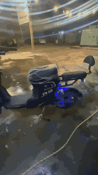 دراجه R9 اخو الجديد  سرعه 60 تمشي 35 كيلو تشيل وزن اكثر من 200 كيلو در...