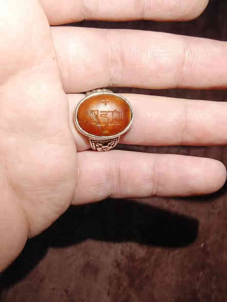 خاتم من العقيق اليماني مخطوط خط كوفي 
سعره 60 الف والتوصيل مجاني 
للتواصل واتس اب او خاص 
***********
