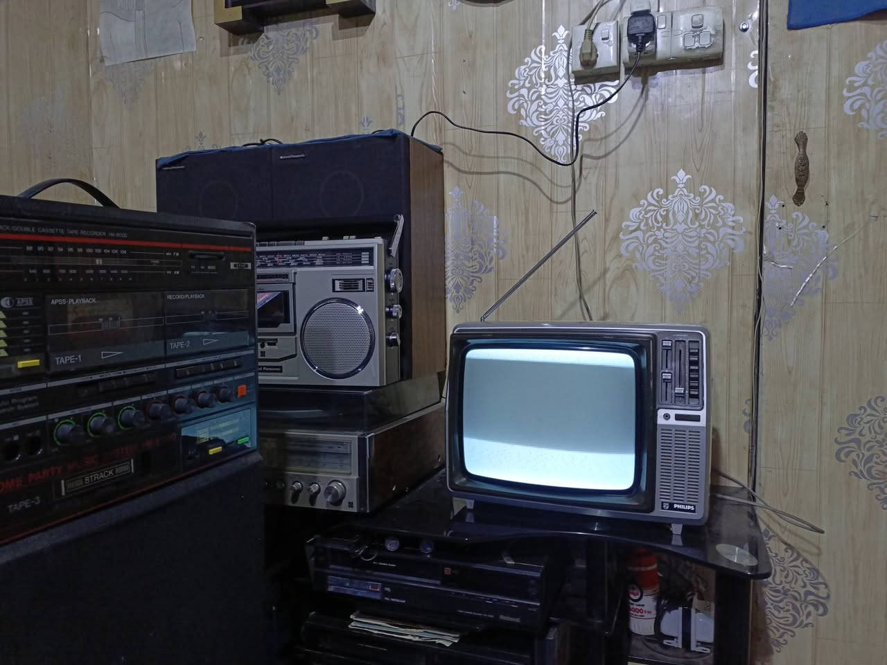 للبيع 
تلفزيون أسود أبيض (ڤلبس.PHILIPS) ياباني المنشأ صناعه السبعينات..
حجم 14 بوصه نظافه عاليه جدا شغال وبحاله ممتازه خالي من التصليح نهائيا بلاد وضع شركه شرط الفحص والضمان 
للاستفسار (***********) متواجد واتساب ماسنجر يوجد توصيل 
((السعر ٦٥ الف مع التوصيل))
