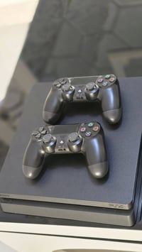 للبيع PlayStation 4 Slim سعة 512GB ✅ نظافة 95% ✅ وياه 2 جويستك ✅ قرص G...