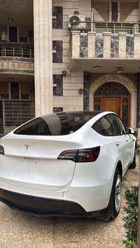 تسلا y 2024 رقم بغداد 25 الف ميل   تك ماطور  سنوية جديدة  بدون حادث 07...