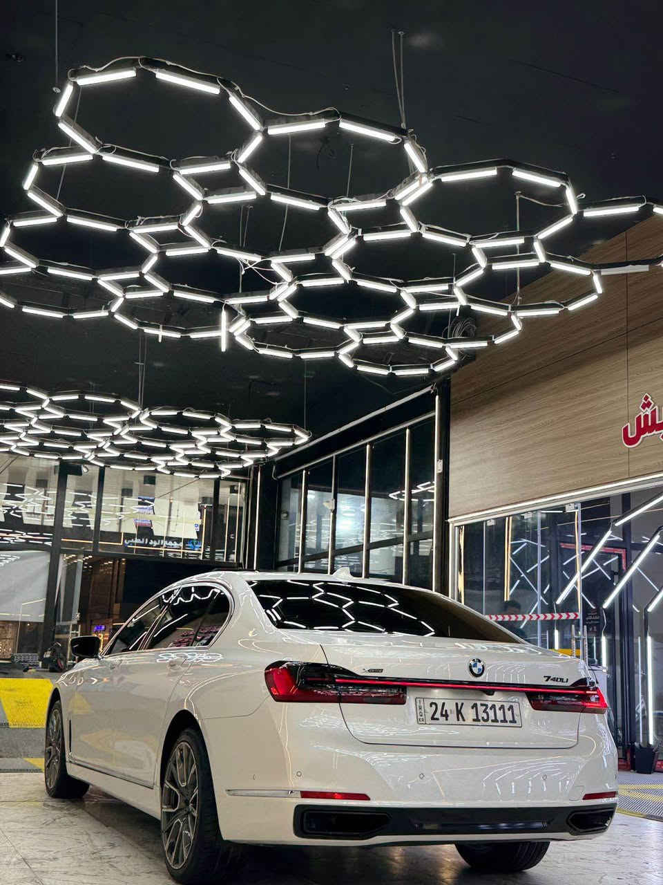 BMW الفئة السابعة (G70)
موديل 2022 
مواصفات فول 
ابواب شفط
كراسي جلد تدفئة وتبريد 
ستيرن هيترات
تبريد مركزي
داتا شو 
اضاءه داخليه LED متغير الالوان
قيادة ذاتيه اثناء الضباب
اوتو بارك
اوتو ستوب
الشاشه الوسطيه تستقبل الاوامر على حركة اليد 
سقف بانوراما قطعتين
الصندوق شفت ويفتح على حركة الرجل 
بردات كهرباء
نظام السياره جكات
رقم مميز 
ماشيه 74 الف ميل لكن السياره جديده جداً
للاستفسار :
***********
*********** بغداد, العراق
