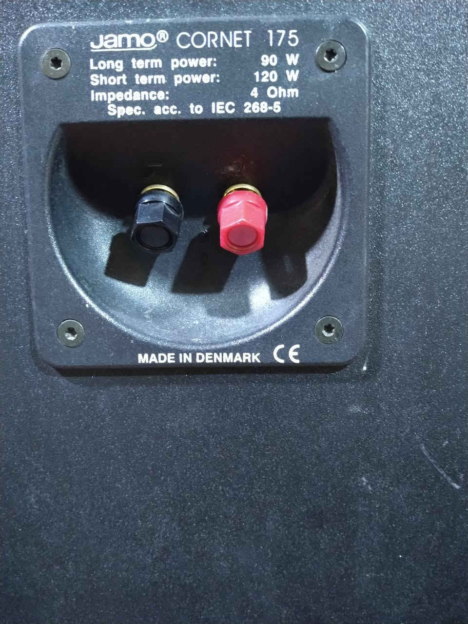 السلام عليكم ورحمة الله وبركاته ، من رخصة الآدمن ، سماعات صناعة دنماركي ماركة Jamo، الأرتفاع 80 سم ، العرض 21 سم ، العمق 28 سم ، وزن السماعة الواحدة 35 كيلو تقريباً ، صوت رخيم و رائع جداً ، السماعات أصلية بدون أي نقص أو خلل ، ممكن أستعمال هذه السماعات على مضخم صوت مسرحي ، أو مضخم صوت ستريو ، للإستفسار عن السعر أو أي شيء آخر الإتصال على الرقم *********** ، أو على الخاص ، مع تحياتي للجميع ، أخوكم المهندس المعماري حسين.
