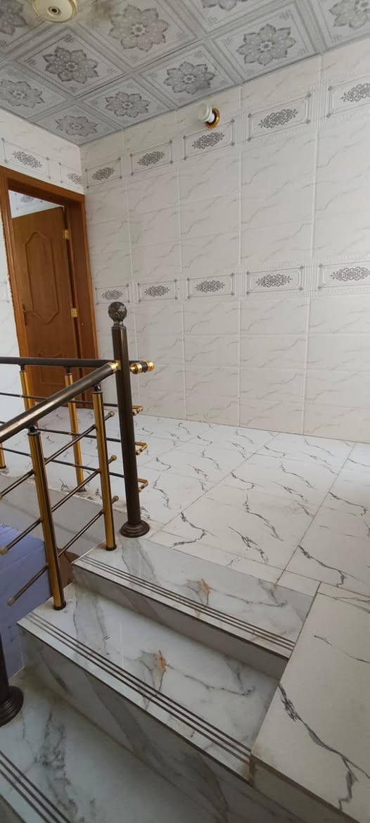 ✨ اللهم صلِّ على محمد وآل محمد ✨
🏡 فرصة مميزة للبيع
بيت بمساحة 50 متر
🔹 طابق ونص
يحتوي البيت علئ طارمة +استقبال +صالة +مطبخ وحمام ومنور
الطابق الثاني صالة وغرفة نوم وحمام وسطح 
البيت بورسلين وسراميك للسقف وسقوف ثانوية بناء جديد نظيف جدا غير مسكون 
🔹 الموقع: حولي 100 خلف الفيزا التركية مجمع الغدير 
📍 مميزات البيت:
✔️ خدمات كاملة (ماء، مجاري، كهرباء، تبليط، إنارة)
✔️ منطقة سكنية متكاملة
✔️ قريب من حولي المشاية مال مستشفى الكفيل
✔️ يبعد عن الحرم كيلو (دقائق بالسيارة) 
 طابو زراعي إقرار محكمة سند 25
مكاتبة مباشرة مع صاحب الأرض
💰 السعر: 66 مليون
(قابل للتفاوض ويا الشراي الجاد)
📞 للاستفسار:
***********
📲 واتساب متوفر
