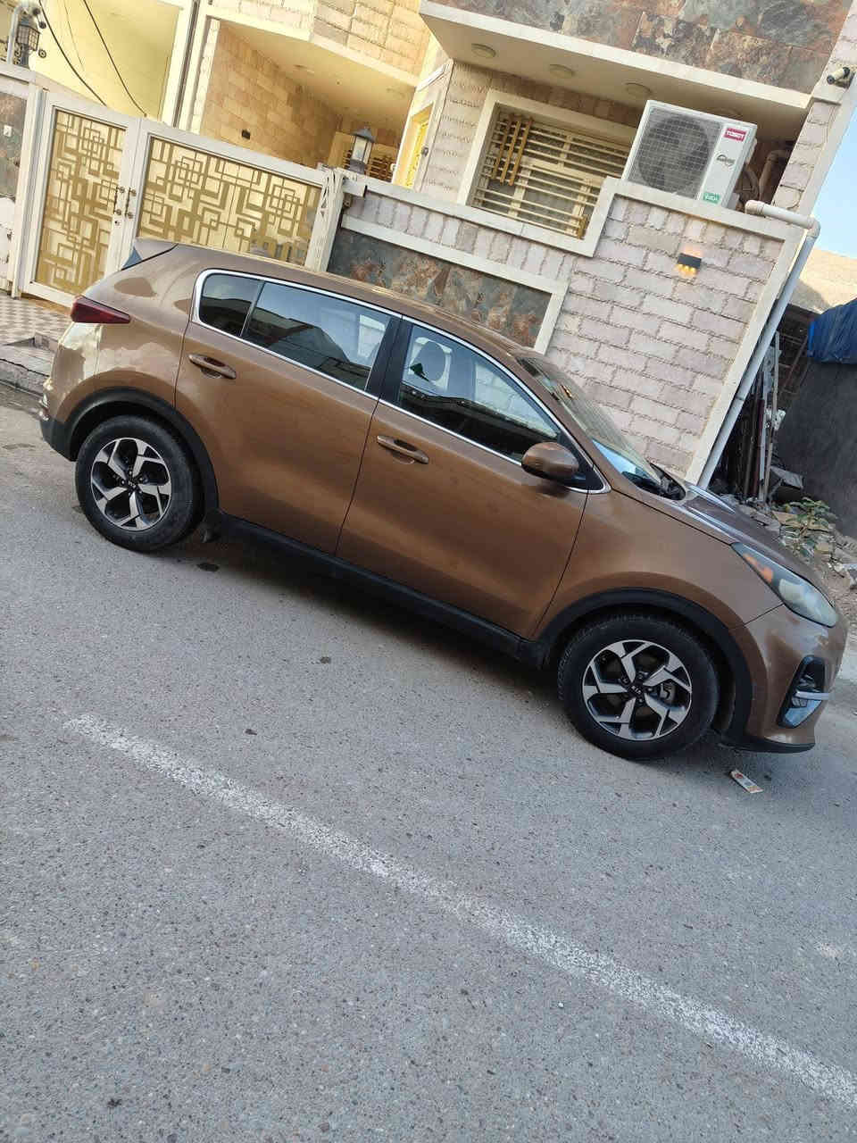 السلام عليكم اخوان
كيا سبورتج للبيع وارد كندي موديل 20 محرك 2400 gdi 

ماشية 90 الف كيلو متر قابلة للزيادة مكان السيارة المحمودية او باب المعظم مواصفات عادية كامرة شاشة كبيرة داخل اسود السيارة كير ومحرك نظيفات وممفتوح بيهن شي تبريد وتدفئة شغالات جيد جدا باتري جديد السعر 175 ورقة وبيها مجال اليحب يشوفها اهلا وسهلا بي الاتصال على الرقم *********** موجود برقمي واتساب وهذا رقمي الثاني ***********
