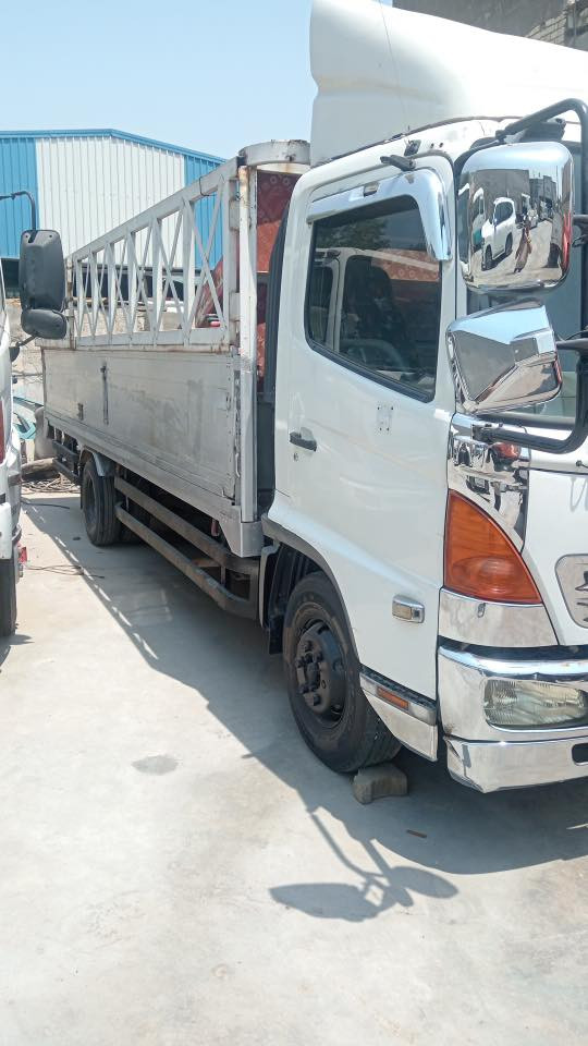 هينو شيطان موديل 2005 اصل رقم قادسية بسمي تك قمارة محرك 70 سوبر طول 6وربع مطولة 50 سانتيم عارضها 185وبيها مجال رقم الهاتف *********** مكانها بغداد
