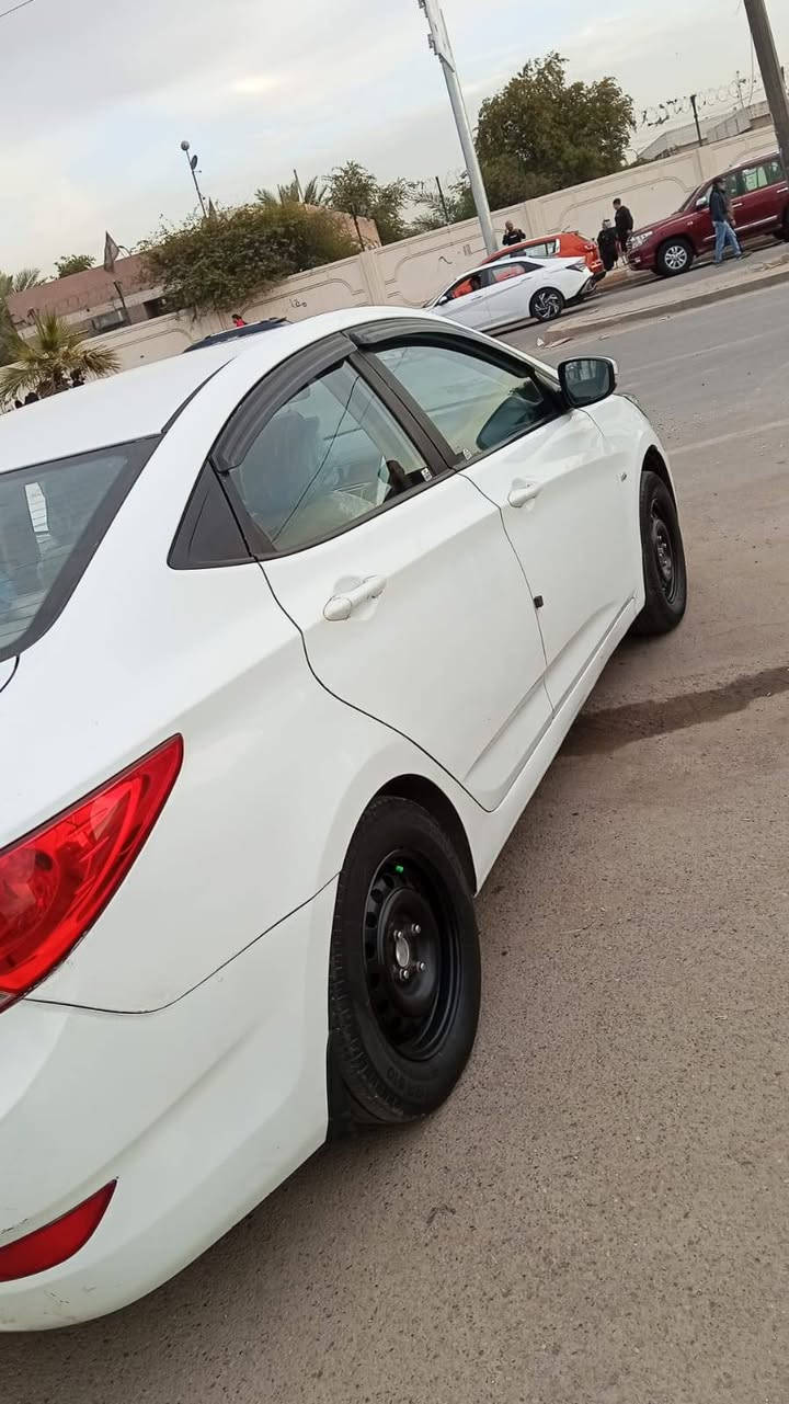 السلام عليكم ورحمة الله وبركاته
اكسنت موديل ١٢ بغداد 
مكينة ١٦٠٠
كامل مواصفات
فتحة
شاشه
إشارة بالمري
سيار باسمنا تحويل مباشر
سيارة بيها قطع صبغ
ابيعلك حزام
مكان السيارة بغداد البلديات
السعر ٨٣ وبيها مجال حق الجيه ***********
