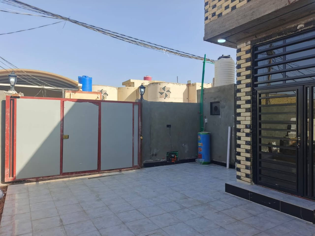 300 متر للبيع طابو زراعي سند 25 قرار محكمه مرقم ومشمول بالتطويب
بناء جناي درجه اولى 
1_بناء طابوك جمهوري
2_صب مركزي تسليح اساس وسقف
3_ ارضيه بورسلين ثقيل
4_جدران لوح
5_ سقوف جبس بورد وسحبات ملكيه +ثريات ومراوح
6_بيبان تركي + حداديه تسكام
( يحتوي البيت 3 غرف نوم وصاله ومطبخ وصحيات داخليه وخارجية واستقبال وكراج) 
🔻عنوان البيت نجف مقابل ملحق قرية الغدير
موقع مميز شارع تبليط بعرض 13 متر 
🔻 خدمات كامله ماء كهرباء تبليط خط مولد سوك مدارس اهليه وحكوميه انترنيت
سعر البيت 65 وبي مجال
للاستفسار اتصل على *********** أو مراسله واتساب
