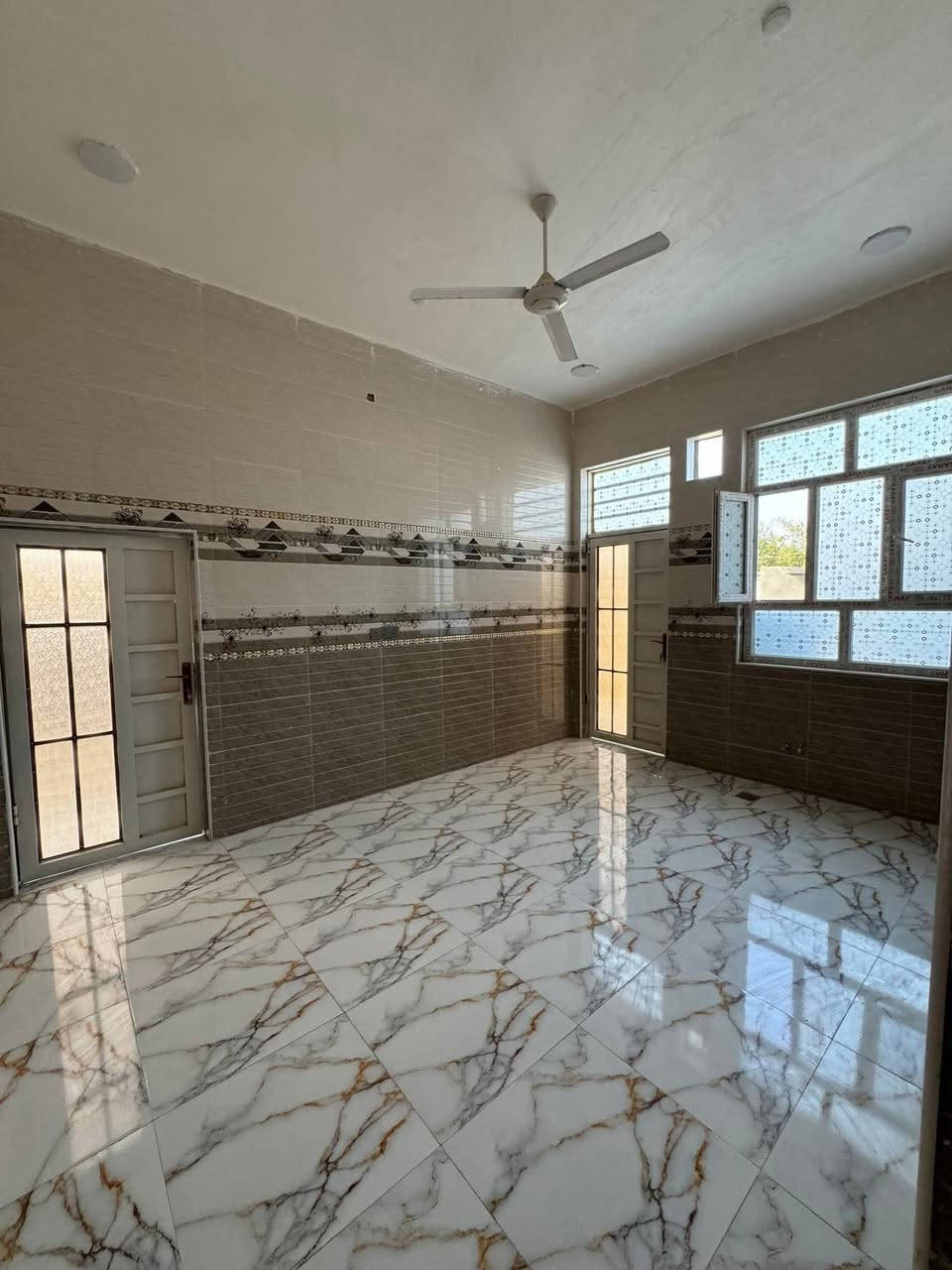 دار زراعي للبيع مساحه ٣٠٠م في منطقة الصخيين شارع المدارس 
بناء طابوق وسقف كونكريت بناء حديث ٢٠٢٥شغل درجه اولى
يتكون من غرفتين كبار وصالتين ومطبخ وصحيات وديوانيه ومدخل وكراج يتسع سيارتين ومطبخ حار وصحيات خارجيه 
منطقه مخدومه وبنص السكن قريب على المدارس 
خدمات ماء وكهرباء 
السعر ١٠٥  
للمزيد اتصال 
بالأرقام التأليه 
***********
***********
للمزيد من المعلومات يمكنكم التواصل معنا 
على صفحة الفيس بوك (در الامل للعقار) 
للمزيد من العروض على الفيس بك 
https://www.facebook.com/share/184e1SZUBr/?mibextid=wwXIfr
للمزيد من العروض على حسابنا تيك توك
 www.tiktok.com/@user3133131000
للمزيد من العروض على حسابنا التيليجرام (در الامل للعقار)
https://t.me/+P7JMB2u_71k2ZWJi

للمزيد من العروض على حسابنا الواتساب (در الأمل در الامل للعقار) 
https://chat.whatsapp.com/BLYmucgy7SSGDs399o3EWD
