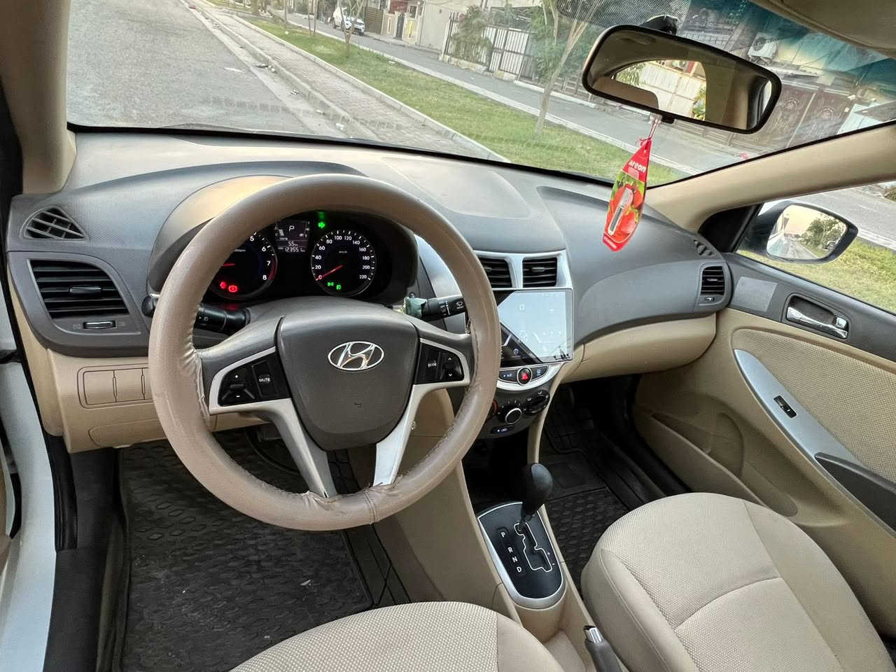 سلام عليكم 
للبيع هونداي اكسنت موديل 2015 
ماشية 127 
كير محرك مكفولات وبيها كم قطعه صبغ موجود السونار بيها 
السعر ب 108 وبيها مجال بسيط 
مكان السياره بغداد البياع حي الشهداء 
للاستفسار الاتصال ع الرقم ***********
