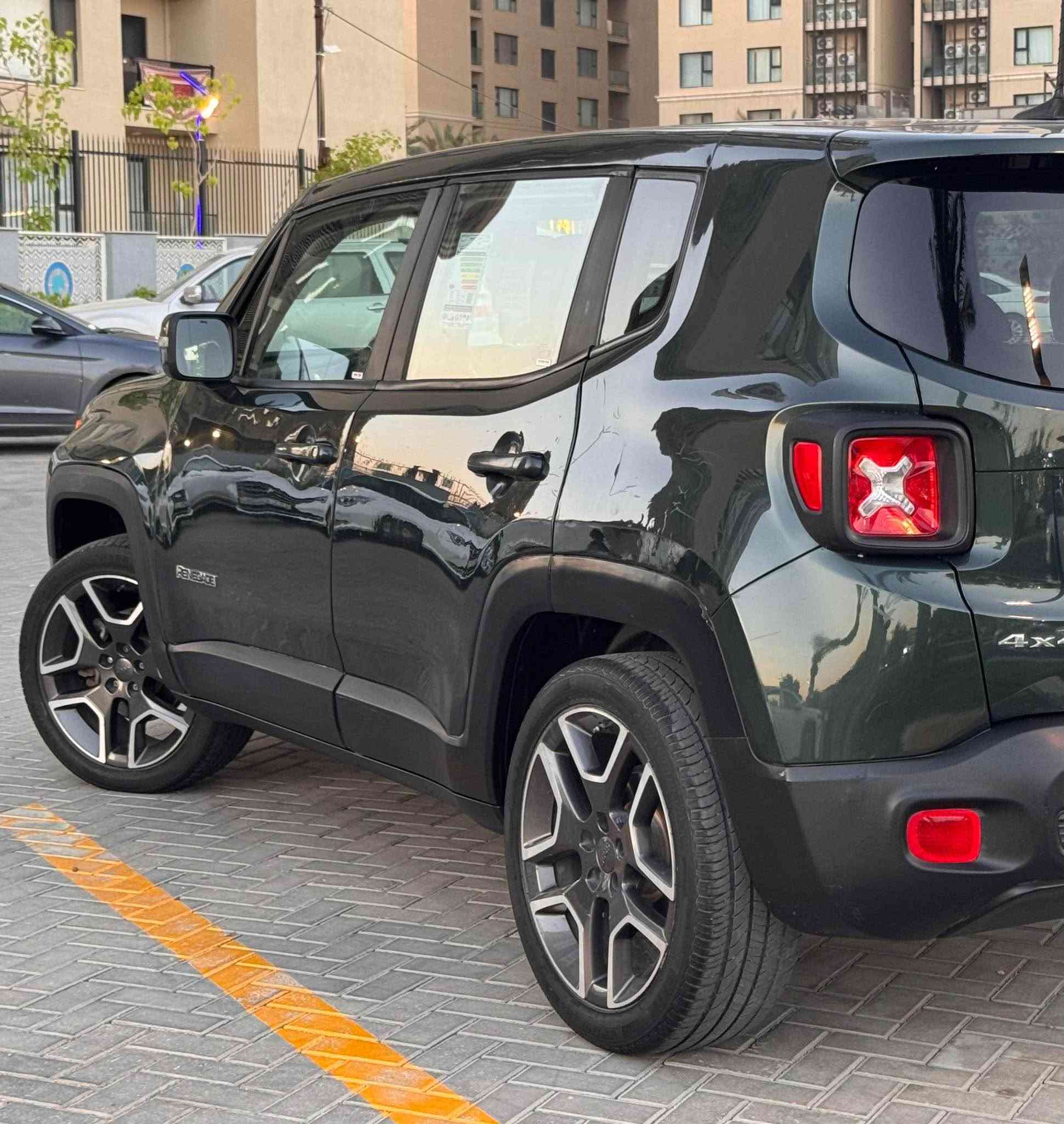 السلام عليكم 
                                  🇺🇸  Jeep Renegade 2021 🇺🇸
       جيب رانيگيت 2021 امريكي 
رقم اربيل بأسم شركه تحويل او وكاله مجاني 
       سنوية ورقم جديد تحويل مباشر ✅
حادث موضح بالصور صبغ صفحه السائق فقط 
عداد المسافة 98,000 ميل 

مواصفات : ✔️
( محرك 2400 ، شاشه ، كامرا ، 4 ويل ، تحكم استيرن ، 
سايد بريك بصمه ، ويل 19 كبير ، 3 وضعيات قياده ، بصمه تشغيل ، تشغيل عن بعد ) وباقي المواصفات المعروفه 

السعر : 93  وبيها مجال بسيط ( سعر مناسب ) ✅ 
العنوان : بغداد / الكرخ / حي الحسين 🏠
الهاتف : *********** ( متوفر واتساب ) ❇️ بغداد, العراق
