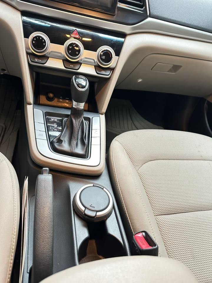 السلام عليكم 
للبيع اللنترا 2020 رقم بغداد دولي السياره ماشيه 86 الف حقيقي 100‎%‎ السياره اخوان اخت الزيرو بمعنى الكلمه مكفوله كفاله عامه من الصبغ والتبديل والبارد حته البلاستك السياره سويچ مو بصمه برغي ممفتوح بيها تجي وتشوف بعينك مكان السياره كربلاء معروضه 175 وبيها مجال للشراي ***********
