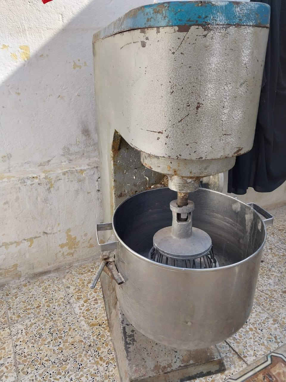 السلام عليكم
خلاط سوري 15 لتر+
فرن غاز خمس طوابق للبيع المكان ميسان 
الرقم ***********
ومتوفر ع الخاص
