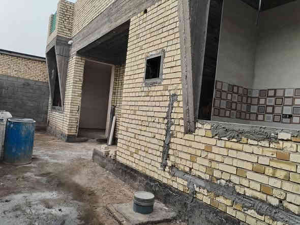 السلام عليكم... يرجى. فتح كل الصور 
الى اصحاب العقول التجارية والاستثمار عررض خاص. دااار للبيع طابووووو زراعي مكان مميز جدا جدا وقريب جدا جدا من الشارع العام. مجاور الغانمي ابو الشيش. وبحانب القاعة. مقابل السدة الحديد... الدار على قيد الانجاز...... شنو يحب المشتري. 1.ينباااع نقد. 
2.ينباع قسط... ايضا على مكانه او استلام 🔑مفتاح. 
3.ينباع.... مراوس بدار بحي المعلمين. وفرق على الطرفين ان و جد... يدلل المشتري..... 
مساحه الدار الكلية 1000متر... تحت البناء 400متر... متكون من اربع غرف نوم واستقبال ومطبخ.حار وبارد..
 مفتوح وصالة... وحديقة ايضا ومحرم امام الدار للسكة وتجي وشوف بنفسك وحاليا فارغ.... السعر 165مليون تسلم مفتاح بيدك 
اتحب انت تكمل الدار 150مليون. وبي مجال 
... شنو اتحب يدللون علينا.... اي استفسار اتصل ***********
***********،
لسنا الوحدين ولكننا الافضل
