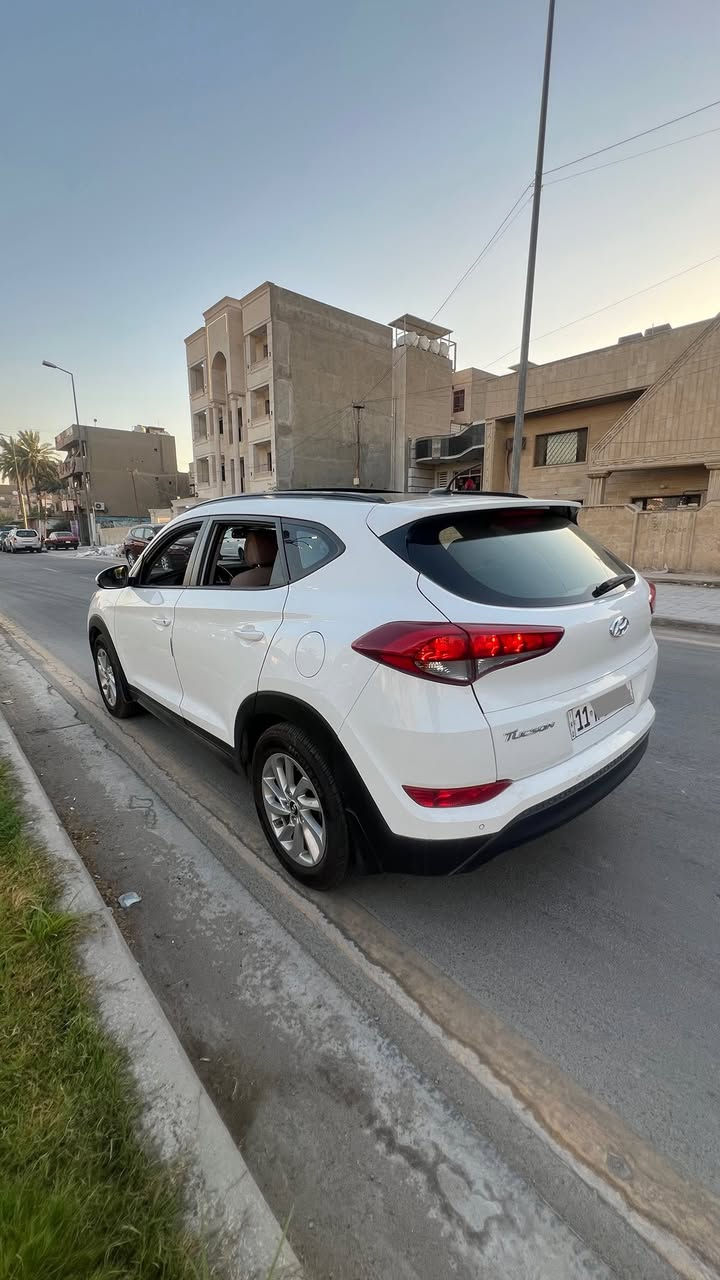 توسان خليجي 2016 شكل 2018  
محرك 2000 دوش
 كير At ٦ نمر 
تحكمات كير (اوتو-عادي) 
بانوراما (سقف جام ) 
٥ ويل كب حجم ١٧ 
تحكمات ستيرن جهتين 
كشنات مخمل 
مثبت سرعة 
تنبيه سرعة 120 
مانع انزلاق ABS 
سايد بريك بالايد  
٣ وضعيات قياده (اقتصادي-رياضي-اعتيادي)
كامره خلفية بلادية 160 درجة بالمرايا الوسطية
رادار خلفي  
تبريد قطعتين امامي وخلفي / تبريد بالجكمجه  
المرايا الجانبية شفط + اشارة بالمرايا  
اضائة LED نهارية مع مصابيح هالوجين
تخم تايرات جدد بعدها نقشتهم مرايحة 
السيارة مال بيت وبدون اي نقوصات 
ماشية 168 الف كيلو متر  
المحرك والگير مكفولات برغي ما مفتوح 
رقم بغداد بأسمي تحويل مباشر
مكانها بغداد الغدير قرب ساحة ميسلون   
السعر : ***********
