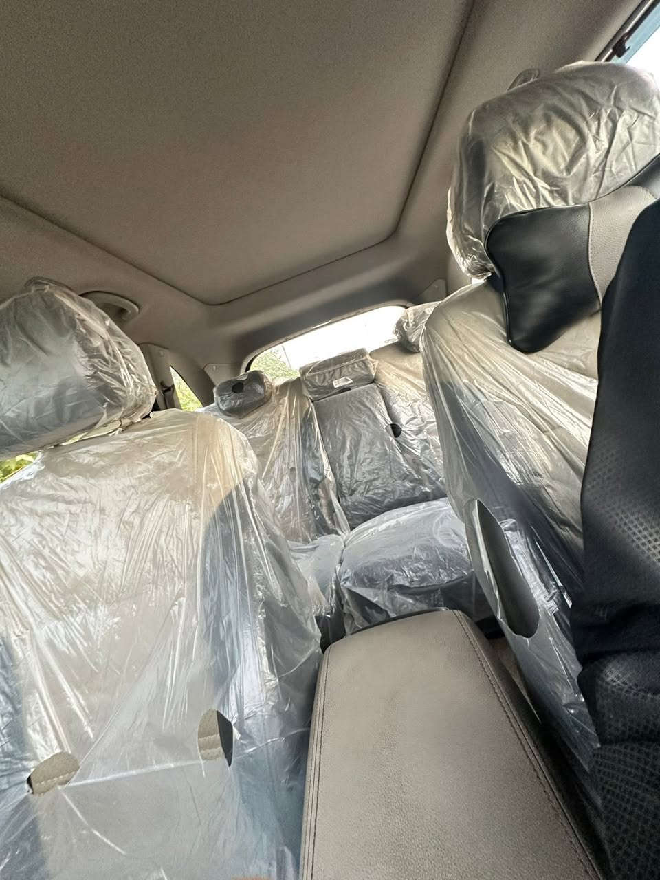 السلام عليكم 
سورنتو 2020 مكفولة كفالة عامة 
6 سلندر ماشية 90 الف حقيقي 
بانوراما
بصمة + ترحيب 
كشنات جلد + كهرباء 
تبريد ٣ قطع 
٧ راكب 
لايت ٣ عدسات + بلاجكتور ٤ عدسات 
لد امامي + لد دعمية 
شباك نيكل اعلى + اسفل 
ويل كروم حجم ١٩ 
اشاير بالمري + مري كهرباء 
يدات نيكل 
صندوق كهرباء 
داخل لونين اسود + بيجي 
فول تحكم ستيرن + كروز سرعة 
شاشة اعطال 
شاشة + كامرة خلفية دوارة 
حساسات امامية + خلفية 
٤ وضعيات قيادة 
مانع انزلاق 
تو ويل 
وباقي المواصفات المعروفة 
السيارة هزة و ارقام جدد و بأسمي شخصياً تحويل ثاني يوم 
مكان السيارة قضاء بلد  
السعر 283 ورقة
***********
