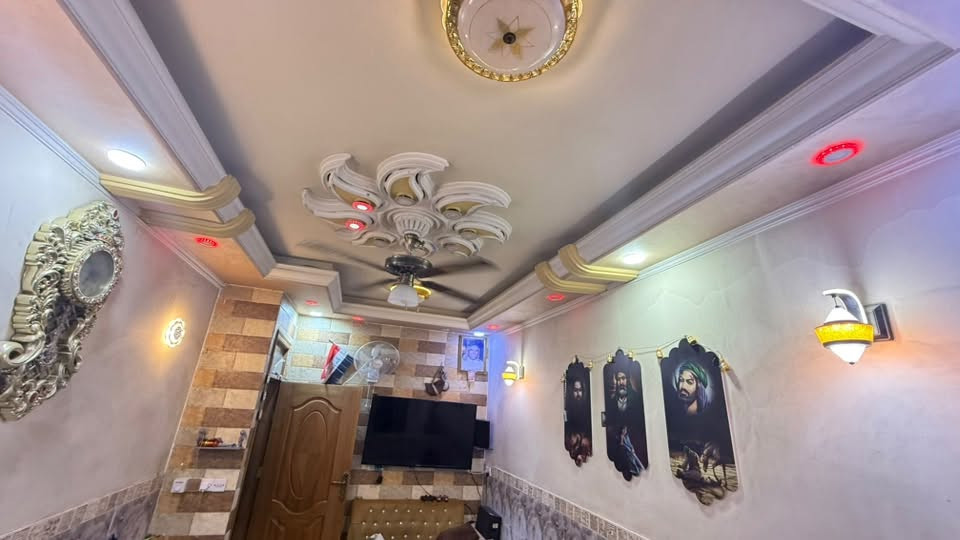السلام عليكم
دار للبيع طابو . في بغداد الامين شارع الظغط قرب جامع الابرار 
المساحه 53 متر 
واقع حال80 متر  الواجهه 4 متر و 10 سم 
والنزال 20 متر )  الطابق الاول حوش 
و WC خارجي . ممرين . (استقبال سقفها مغربي)  و مطبخ و غرفه نوم و مناور عدد 2  .  
و حمام مشترك . 
الطابق الثاني . غرفتين نوم و حمام مشترك و مساحه ما فوق المطبخ وبيتونه . و سطحك كبير مطبگ شتايگر . 
بناء حديث 2017. امامك تشجير يصلح ان تجعله حديقه او كراج او مخزن لك . يعني ماكو گدامك بيوت قريب على شارع قناة الجيش . .  راسلني خاص او واتساب *********** هذا رقمي . او تجي تشوفه بعد الاتصال . . 
ارجو المعذرة على الإطالة للتوضيح .
السعر 143 و بي مجال . تحويل مباشر تفتح بيان و الدلال يمشي بالمعامله يكملها 
الاجور على البائع . . رجاءا اذا مو شراي لا تعلق تعليق سلبي و تكسر بحلال الناس . بيت موقعه راقي جيران محترمين هدوء خير من الله . سبب البيع نريد بيت اكبر .
