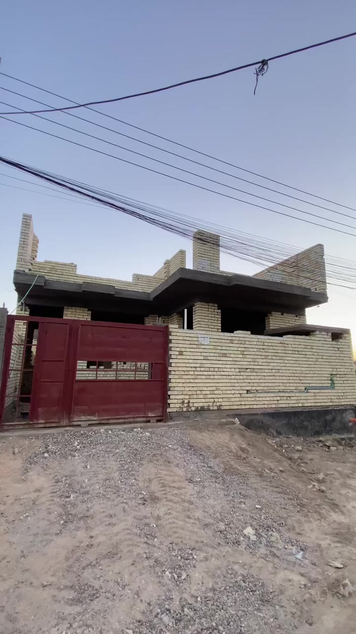 #بيت_للبيع حصن جعفر  🏠😎
المساحه 200 طابو صرف خدمات كامله 

يحتوي 4 غرف مثل ما موضح بالفيديو 

واستقبال مطبخ حار + بارد ❤️
مجمع صحيات بكل طابق 

اي استفسار زيارة مكتب المأوى او الاتصال : 

***********
‭0773 538 7182
