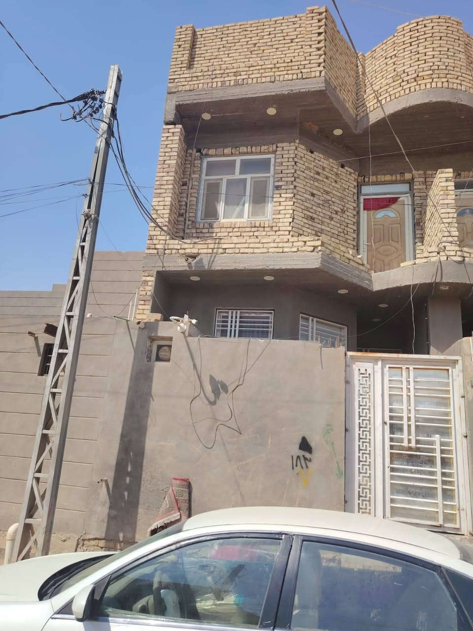 البيت للبيع با الكادميه المساحه 100م كونكريت مسلح طابقين
يحتوي الطابق الأول علا صاله و مطبخ و براني وصحيات خارجية و داخليه 
يحتوي الطابق الثاني علا غرفتين نوم و صاله و مجمع صيحات اللاستفسار مراجعة مكتب سلام الجبوري الاتصال ***********
