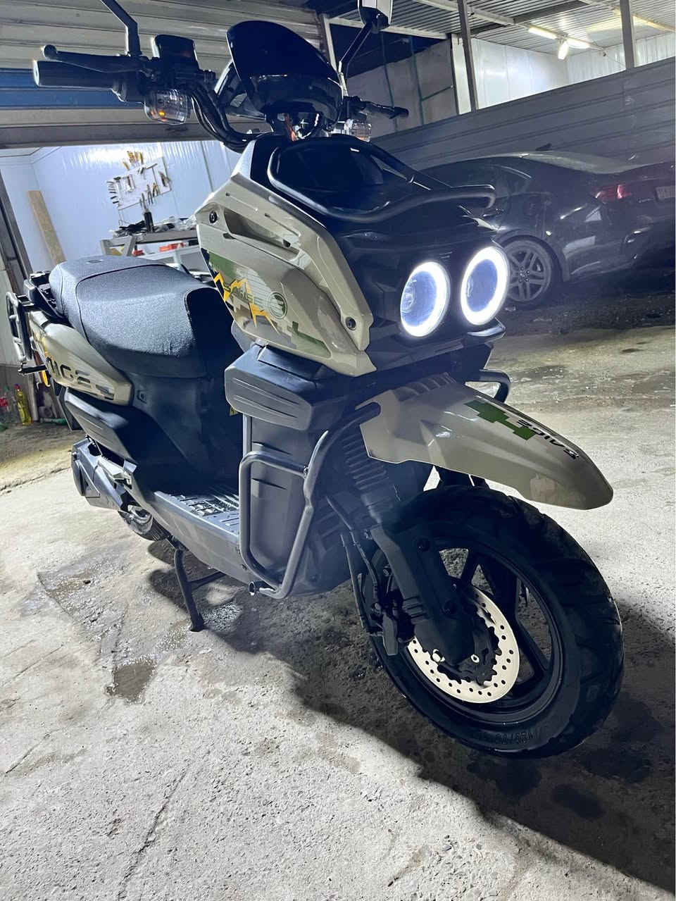 دراجة اباتشي جبلي 
6 بطاريات مسطرة بحالة الوكاله 
ملف 2000 واط 
دبل اشارة 
بدون اي نقص عدة بيهة شخوط موضحة بل صور 
لايت عالي ناصي 
سرعة 65 حقيقي 
تمشي بل شحنة من 50 الئ 70 كيلو بل شحنة 
دبلات هايدرولك 
مكاني بغداد دورة مهدية الثانية 
السعر 850 بيهة مجال 
استفسار اكثر *********** بغداد, العراق
